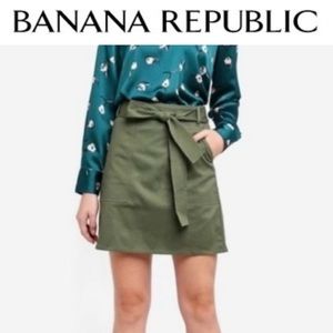 🌟 MUST GO 🌟 Banana Republic bow tie utility skirt